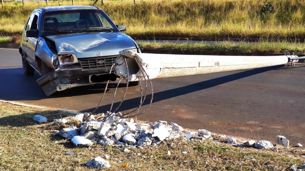 Foto 4 de 8 — ​Motorista perde o controle bate e derruba poste na vicinal Araraquara – Bueno